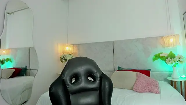 naomiii   online show from February 2026 12:04:01 PM