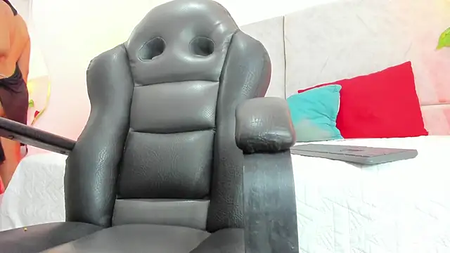 naomiii   online show from April 2026 12:00:01 PM