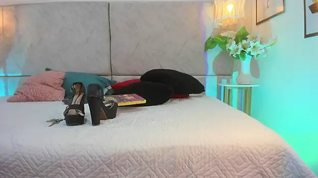 naomiii   online show from February 2026 11:45:01 AM