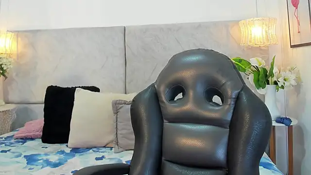 naomiii   online show from November 2025 06:52:01 PM