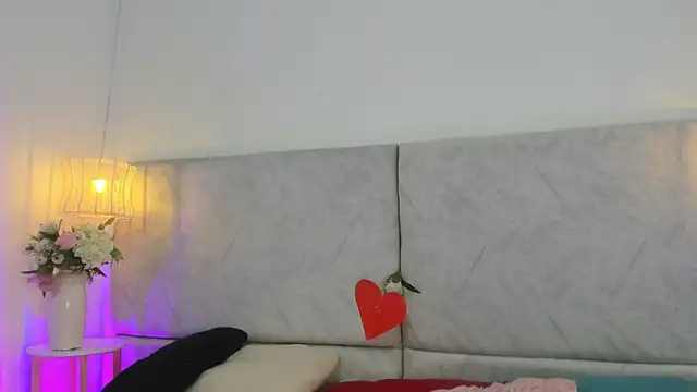 naomiii   online show from February 2026 11:40:01 AM