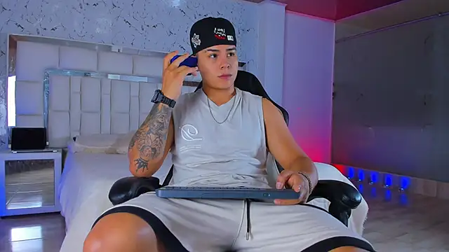 SantiagoReyesFtt online show from November 2025 06:22:01 PM