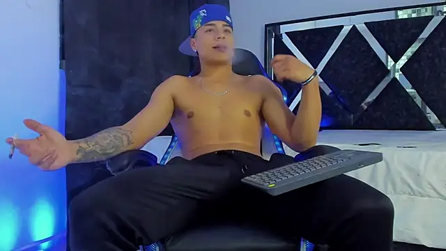 SantiagoReyesFtt online show from December 2024 01:47:01 AM