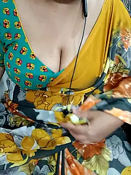 Snapshot of Yours_Radika chatting on February 2025 08:00:01 PM Yours Radika online show from February 2025 08:00:01 PM