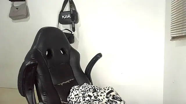 bigcrisblack online show from October 2025 04:03:02 AM