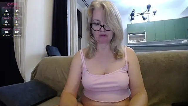 Snapshot of Blond_Woman chatting on February 2025 09:49:02 PM Blond Woman online show from February 2025 09:49:02 PM