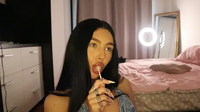 IvyKaelani online show from April 2026 12:00:01 PM