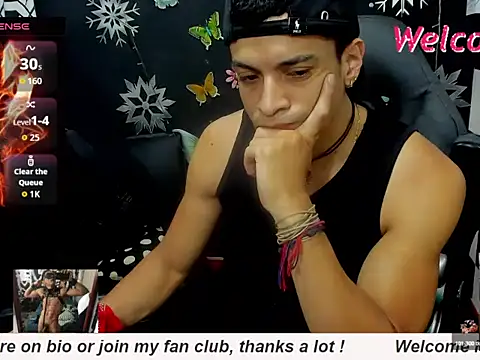 Snapshot of MikeRose94 chatting on October 2025 07:04:01 PM MikeRose94 online show from October 2025 07:04:01 PM