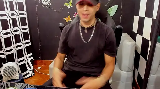 Snapshot of MikeRose94 chatting on February 2025 03:50:02 PM MikeRose94 online show from February 2025 03:50:02 PM