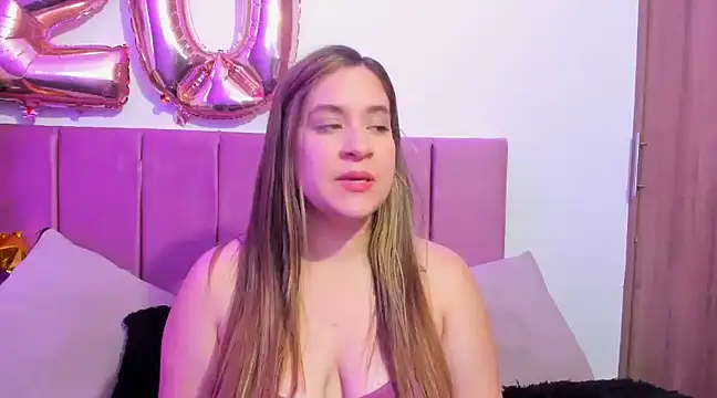 Snapshot of EmmyGray chatting on December 2024 07:15:01 AM EmmyGray online show from December 2024 07:15:01 AM