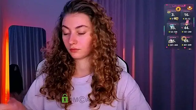 Snapshot of lady_curls chatting on October 2025 10:32:02 PM lady curls online show from October 2025 10:32:02 PM