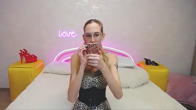 KlaryBrait online show from February 2025 01:43:01 PM