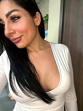 Snapshot of MOMALANA chatting on January 2026 01:12:02 AM MOMALANA online show from January 2026 01:12:02 AM