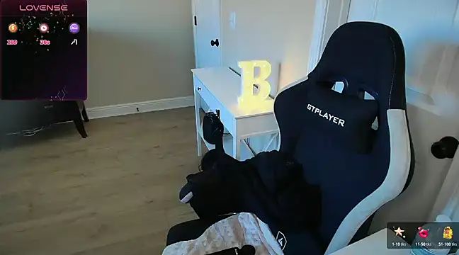 Snapshot of Brooklyn_Bee chatting on March 2025 10:19:01 PM Brooklyn Bee online show from March 2025 10:19:01 PM