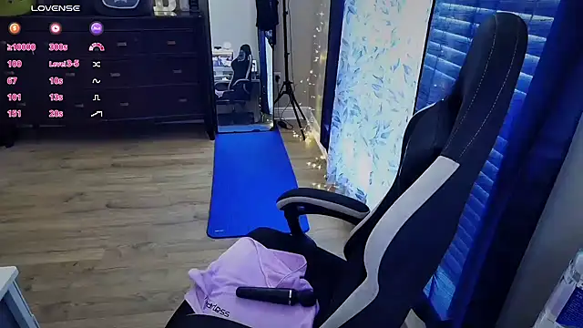 Snapshot of Brooklyn_Bee chatting on October 2025 09:04:02 PM Brooklyn Bee online show from October 2025 09:04:02 PM