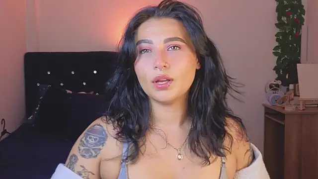 Pauilina online show from May 2026 07:45:02 PM