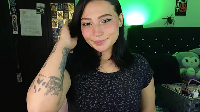 Snapshot of Pauilina chatting on November 2025 09:18:01 PM Pauilina online show from November 2025 09:18:01 PM