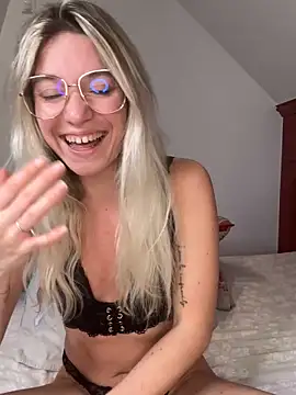 Snapshot of carlaaa chatting on October 2025 08:10:02 PM carlaaa online show from October 2025 08:10:02 PM