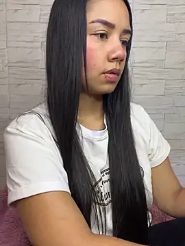 Snapshot of _Luana chatting on June 2026 01:43:01 AM Luana online show from June 2026 01:43:01 AM