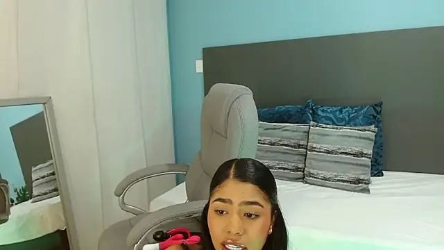 Snapshot of violeta_leon chatting on October 2025 04:03:01 AM violeta leon online show from October 2025 04:03:01 AM