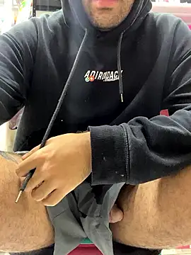 JuanZapata33 online show from December 2025 09:53:01 PM