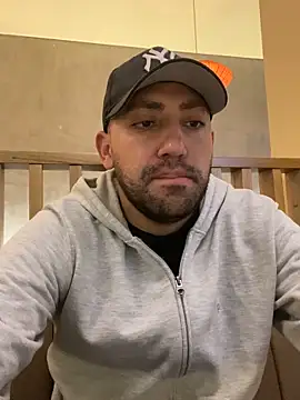 JuanZapata33 online show from December 2025 10:59:01 PM