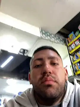 JuanZapata33 online show from April 2026 10:05:02 PM