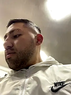 JuanZapata33 online show from November 2025 09:52:01 PM