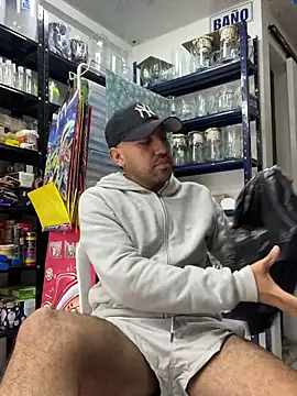 JuanZapata33 online show from February 2026 05:43:01 PM