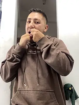 JuanZapata33 online show from November 2025 09:07:01 PM