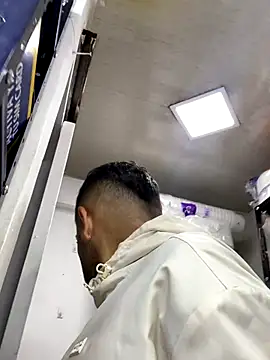 JuanZapata33 online show from November 2025 10:13:01 PM