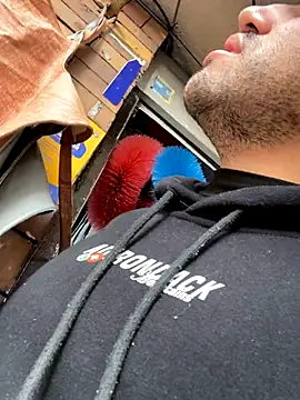 JuanZapata33 online show from November 2025 09:15:01 PM