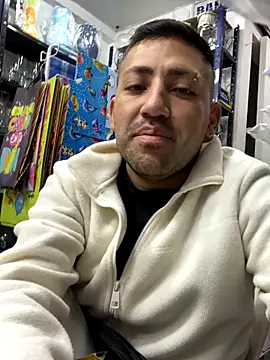 JuanZapata33 online show from November 2025 10:13:02 PM