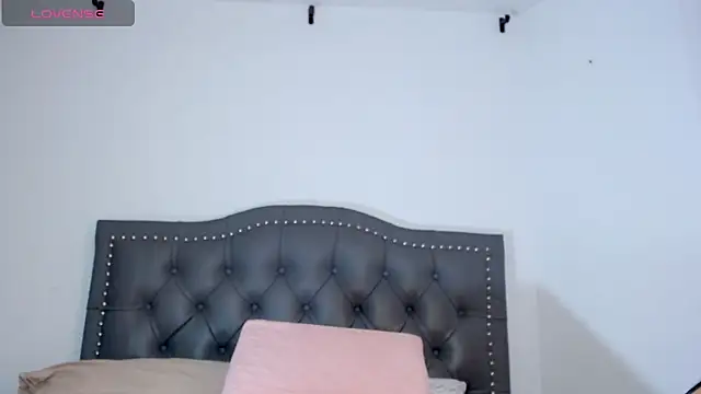 pamela  online show from October 2025 11:06:02 PM