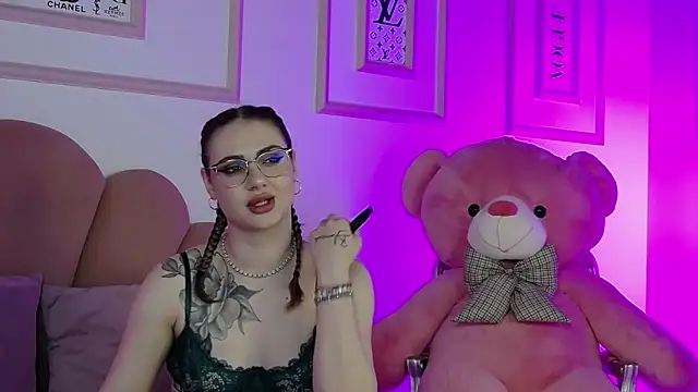 Abby  White online show from April 2026 04:32:02 PM