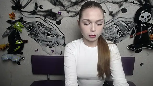 LaraPika online show from November 2025 06:01:02 PM