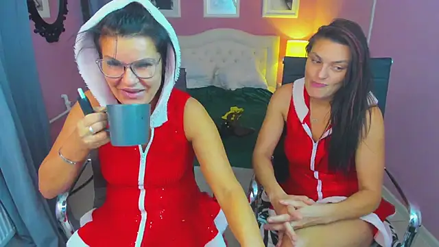 Snapshot of EricaAndPenelopa chatting on December 2024 03:07:02 AM EricaAndPenelopa online show from December 2024 03:07:02 AM