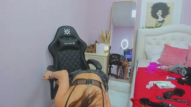 Snapshot of EricaAndPenelopa chatting on October 2025 03:09:01 AM EricaAndPenelopa online show from October 2025 03:09:01 AM