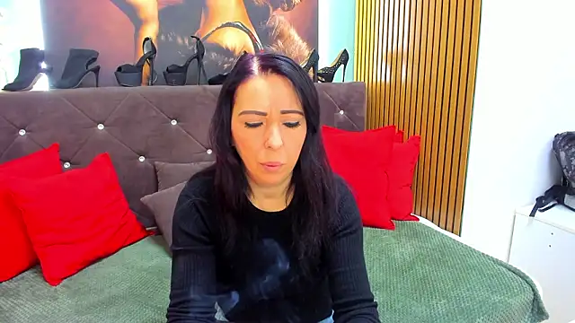 LauraSin online show from February 2026 07:00:02 PM