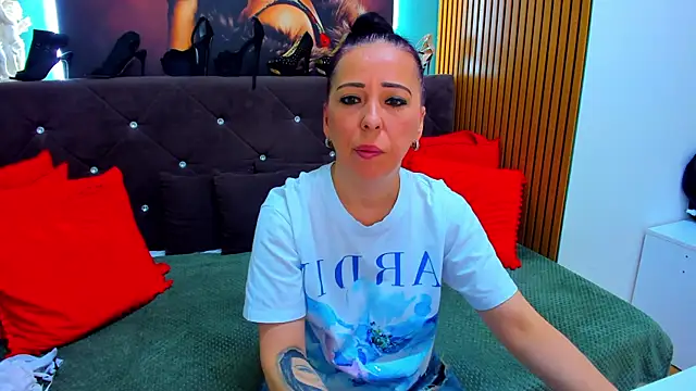 LauraSin online show from May 2026 06:05:01 PM