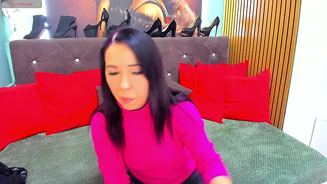 LauraSin online show from February 2026 07:00:02 PM