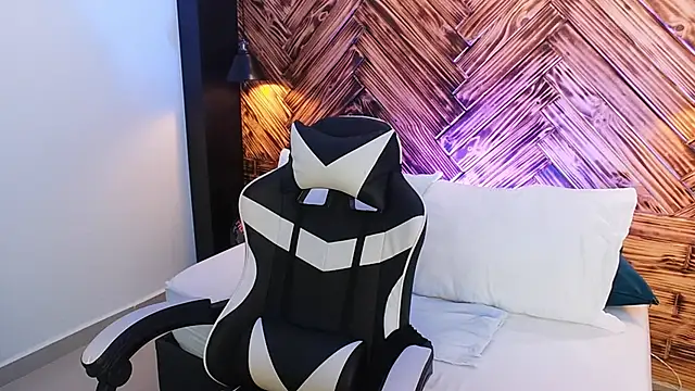 Snapshot of emma_collson chatting on November 2025 12:10:02 AM emma collson online show from November 2025 12:10:02 AM