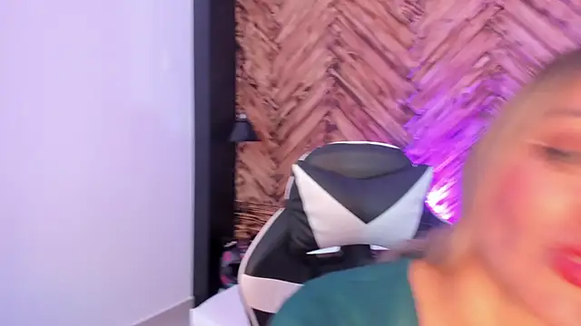 Snapshot of emma_collson chatting on November 2025 12:11:01 AM emma collson online show from November 2025 12:11:01 AM