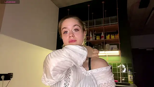 Snapshot of Celeste_Glow chatting on February 2025 11:21:02 PM Celeste Glow online show from February 2025 11:21:02 PM