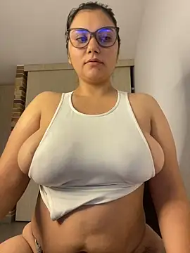 Snapshot of Lili-52 chatting on December 2024 11:18:01 AM Lili-52 online show from December 2024 11:18:01 AM