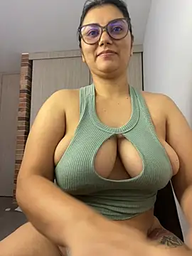 Snapshot of Lili-52 chatting on January 2025 07:38:01 PM Lili-52 online show from January 2025 07:38:01 PM