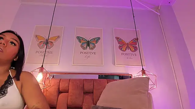 kristakinnky online show from April 2026 12:00:01 PM