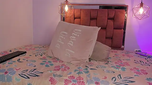 kristakinnky online show from November 2025 01:39:02 PM