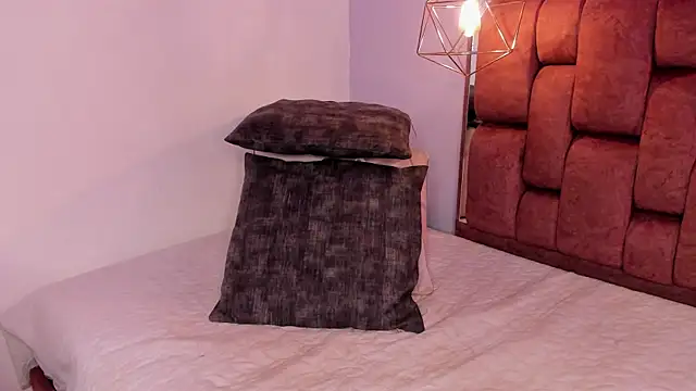 kristakinnky online show from May 2026 12:17:01 PM