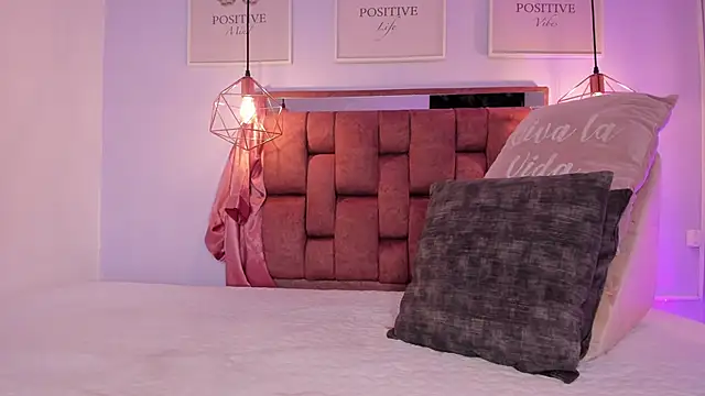 kristakinnky online show from April 2026 12:01:01 PM